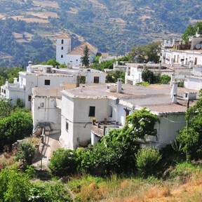 El pequeño pueblo blanco de la Alpujarra Granadina para una escapada sin masificaciones en un paraje natural único 