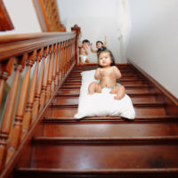 El hombre que se quedó con los hijos de sus amigos con la única condición de poder llevarse la cámara de fotos