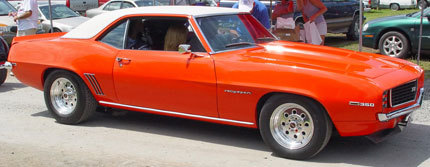 Chicas Playboy y muscle cars, Julie Clarke nos enseña su Camaro RS/SS