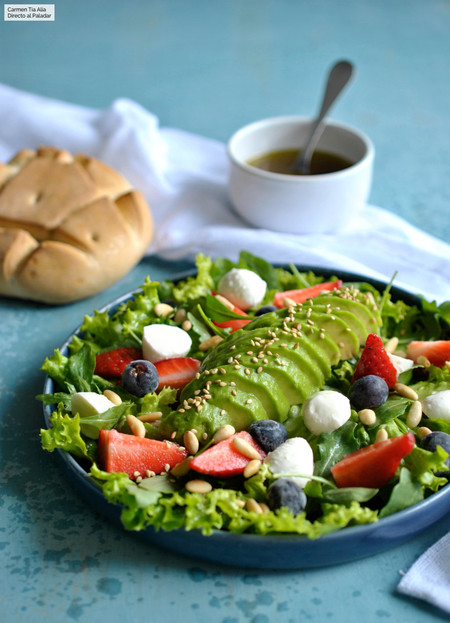 Ensalada de aguacate, fresas y mozzarella: receta fácil y rápida para una cena ligera