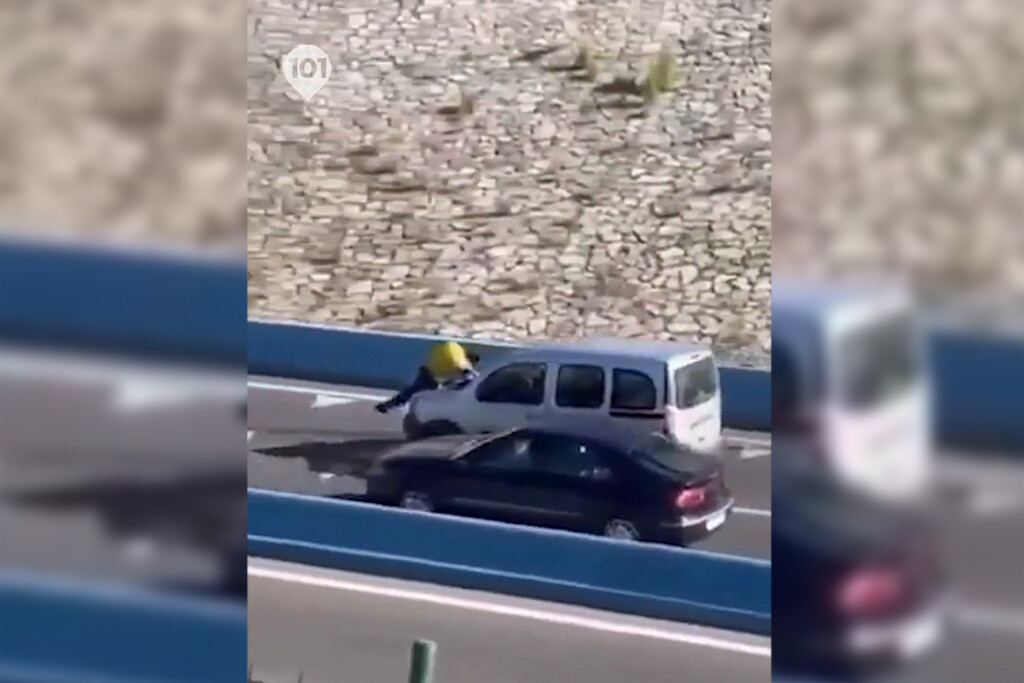 Una furgoneta atropella a un repartidor de Glovo en Algeciras y se lo lleva en el capó por la autovía A-7