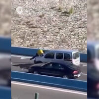 El GTA 6 se ha retrasado pero tenemos Algeciras, donde una furgoneta ha atropellado a un repartidor de Glovo y se lo ha llevado por la autopista A7 agarrado al capó