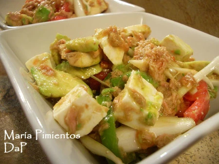 Ensalada de hortalizas, queso fresco de cabra y atún. Receta