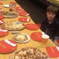 La desoladora imagen de un niño de seis años solo en su cumpleaños: invitó a 32 niños y no se presentó ninguno