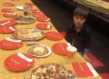 La desoladora imagen de un niño de seis años solo en su cumpleaños: invitó a 32 niños y no se presentó ninguno