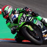 Lucas Mahias le gana a Isaac Viñales una caótica carrera de Supersport en Magny-Cours