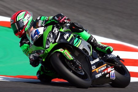 Lucas Mahias le gana a Isaac Viñales una caótica carrera de Supersport en Magny-Cours