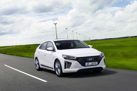 Probamos los Hyundai IONIQ eléctrico e híbrido: órdago frente a los japoneses