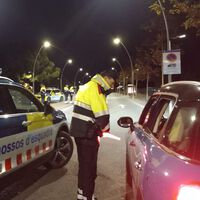 Llama a emergencias porque se queda sin gasolina y los agentes se la encuentran borracha, drogada y con dos niños en el coche