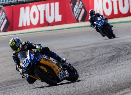 Federico Caricasulo gana en Portimao gracias a una bandera roja y comprime la general de Supersport