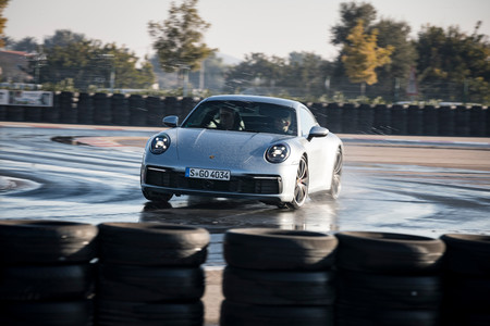 Porsche 911 992 en mojado
