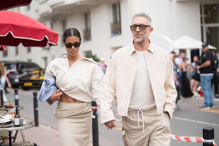 Despreocupada y fresca, así es la sobrecamisa que Vincent Cassel ha lucido en Cannes que podemos imitar con éstas piezas de nuestras marcas favoritas
