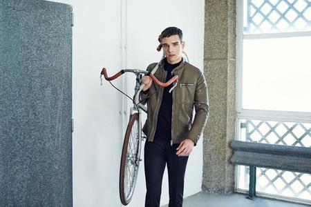 Zara se sube a la bici para la colección de hombre de septiembre