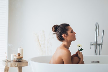Te mereces darte un buen baño relajante y esto es todo lo que necesitas para hacerlo nivel Spa (en casa)