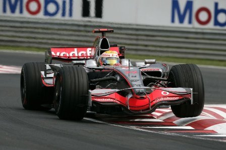 Lewis Hamilton sigue al frente en los terceros libres