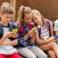 "Niñatos de 10 años con móviles de 600 pavos", la dura reflexión sobre los niños y adolescentes de hoy de la que todos hablan