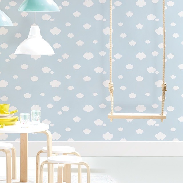 Un rollo de este papel pintado de pared ocupa una superficie aproximada 5,3 m2.Papel pintado infantil con un diseño de nubes sobre fondo de color.