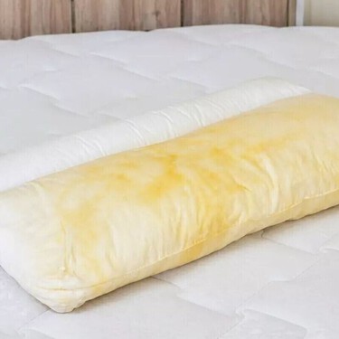 Cómo limpiar las manchas amarillas de las almohadas (y cómo evitar que vuelvan a ponerse así) 