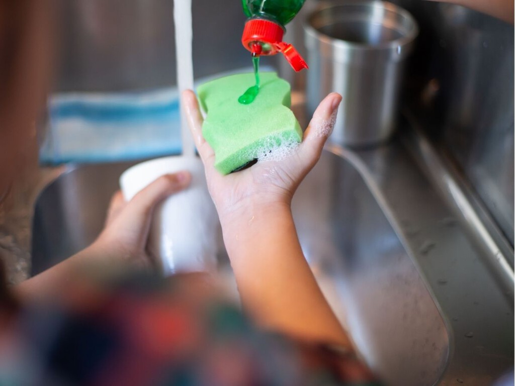 Por qué se recomienda cortar la esponja de cocina por la mitad: el truco para ahorrar y reducir los gérmenes