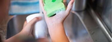 Cada vez más gente corta el estropajo de cocina por la mitad: para qué sirve y qué ventajas de seguridad tiene