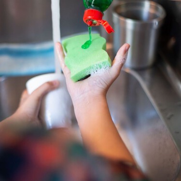 Cada vez más gente corta el estropajo de cocina por la mitad: para qué sirve y qué ventajas de seguridad tiene