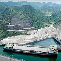 Barcos escalando montañas: en China dos ascensores gigantescos permiten a buques del tamaño de edificios atravesar presas sin tardar horas