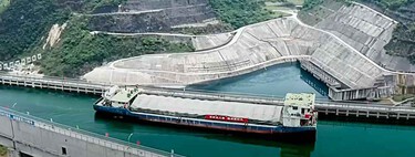 Barcos escalando montañas: en China dos ascensores gigantescos permiten a buques del tamaño de edificios atravesar presas sin tardar horas