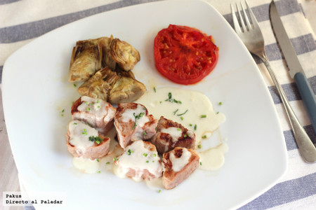Tacos de solomillo de cerdo con alcachofas y salsa de queso. Receta