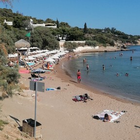 Un bañista de 82 años muere tras pelearse con otro jubilado de 76 por una tumbona en la playa 