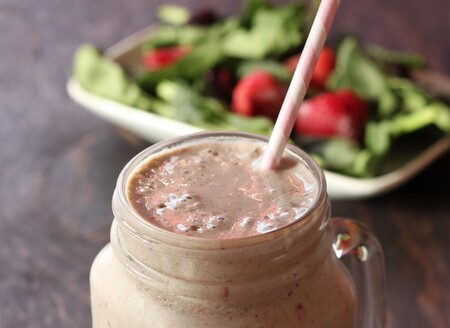 Smoothie de frutos rojos y espinacas. Receta saludable