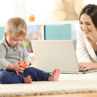 Hacienda rectifica: las madres que estuvieron en ERTE durante el Covid no tendrán que devolver la deducción por maternidad 