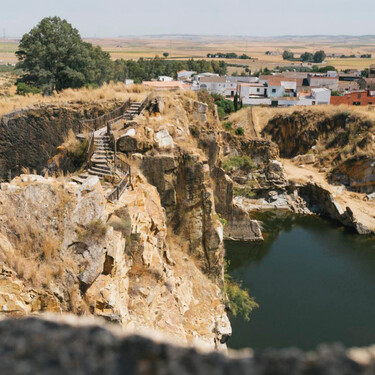 Este pueblo de Sevilla, a media hora de la capital, es cero turístico, pero tiene una historia fascinante. Y este puente celebra su fiesta de la tapa 