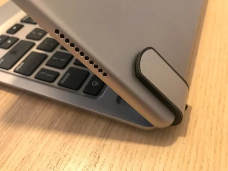 ヒンジは iPad をしっかりと固定し、少しも動かないようにします。