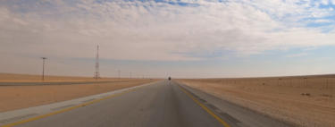 Estrada reta mais longa do mundo é um desafio mental: 240 km sem curvas, no meio do deserto e com tráfego de caminhões 