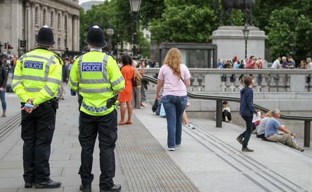 La policía londinense escaneó las caras de 8.600 personas en busca de criminales: de 8 identificaciones, 7 fueron erróneas
