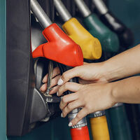 Siete falsos mitos sobre el ahorro de combustible: precalentar el motor o apagar el aire no harán que pagues menos