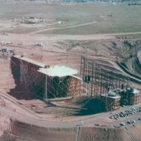 EEUU necesitaba aviones a prueba de bombas nucleares en plena Guerra Fría. Para conseguirlo construyeron la mayor estructura de madera del mundo: un edificio de 12 pisos sin un solo clavo