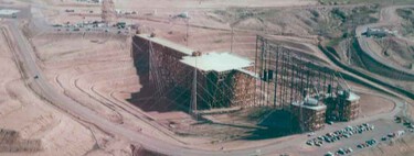 EEUU necesitaba aviones a prueba de bombas nucleares en plena Guerra Fría. Para conseguirlo construyeron la mayor estructura de madera del mundo: un edificio de 12 pisos sin un solo clavo