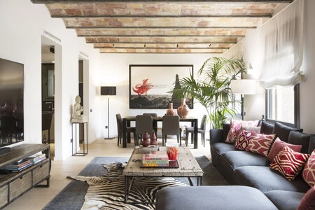 Un piso en Barcelona que parece un loft gracias a una reforma que abre espacios y que deja al descubrimiento de la bóveda catalana y el ladrillo visto