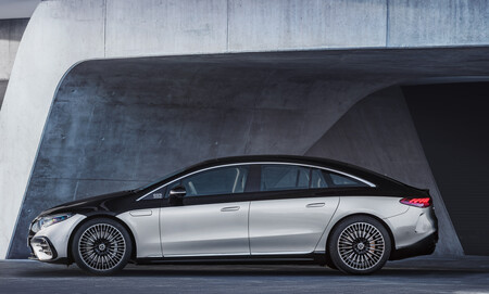 Mercedes Benz Eqs 8