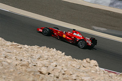 Kimi Raikkonen sigue al frente en Sakhir pese a los problemas de los F2008