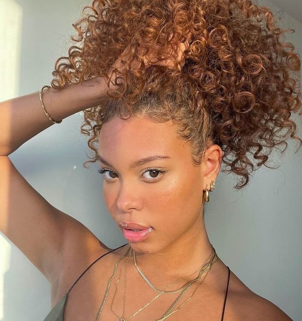 Adiós al frizz con este peinado que potencia los rizos y estiliza las facciones