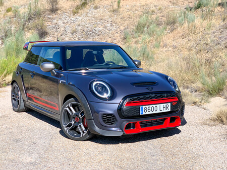Probamos el MINI John Cooper Works GP: la esencia de MINI, ahora con 306 CV y un comportamiento casi de carreras