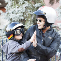 ¿Puedo llevar a mi hijo en moto? A partir de qué edad y qué tener en cuenta