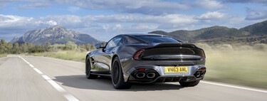Probamos el Aston Martin Vanquish: un gran turismo descomunal, fiel a la mecánica V12 con 835 CV que se logran como debe ser, sin electrificar