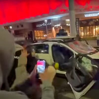 Hay gente a la que le enoja ver taxis autónomos en las calles, y lo llevaron a la acción: destrozaron un taxi autónomo en un semáforo. El coche ni se movió