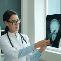 Los hospitales en Estados Unidos usan IA para inflar sus cobros. Las aseguradoras responden con sus propios algoritmos para no pagar 