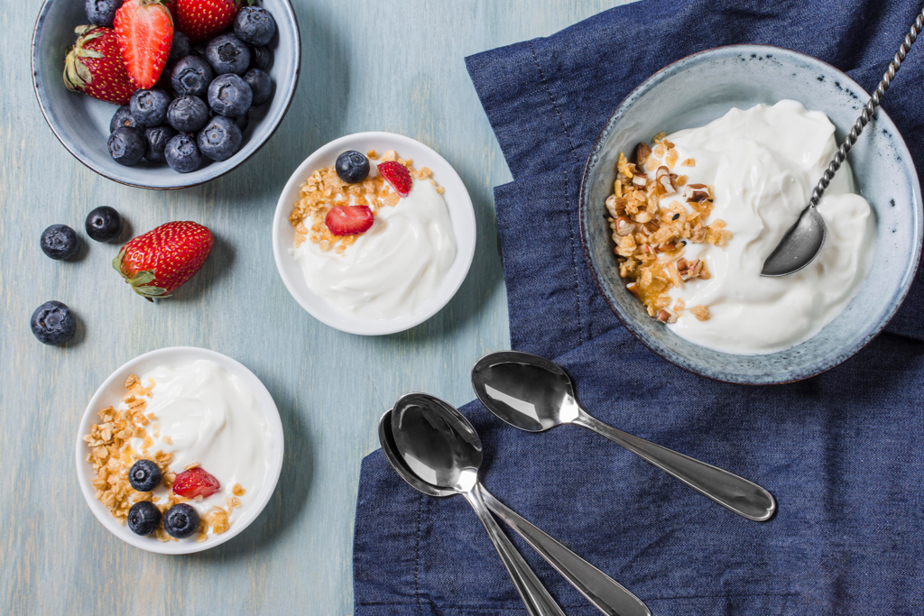 El yogur griego ha conquistado la estantería de yogures del supermercado. Todo gracias a la palabra mágica: proteína 