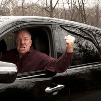 ¡Relájate amigo! La violencia al volante no te convierte en el rey de la pista