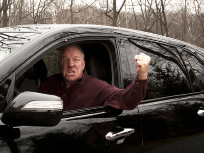 ¡Relájate amigo! La violencia al volante no te convierte en el rey de la pista